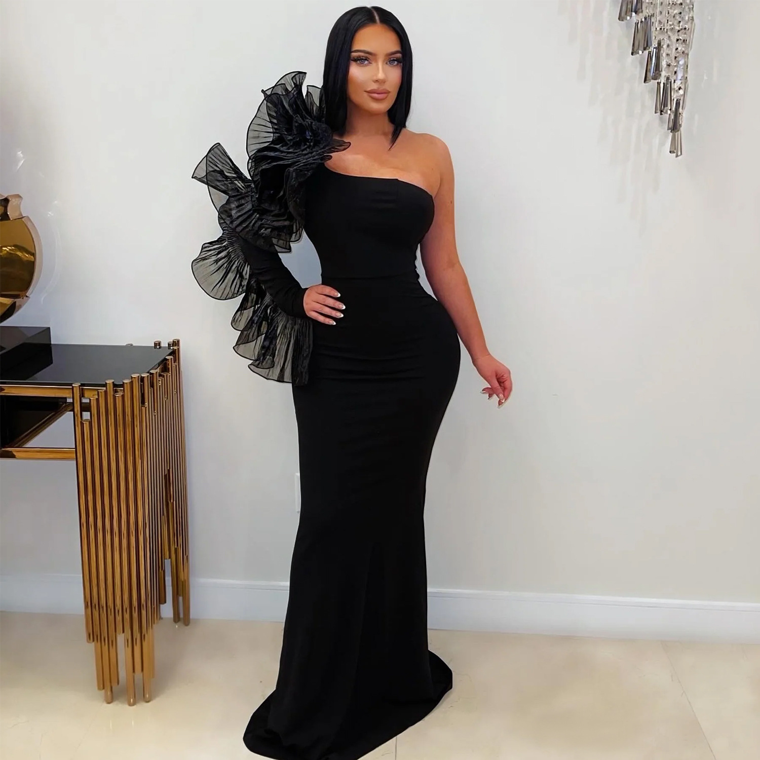 Robe longue ajustée à manche volantée asymétrique – Image 4